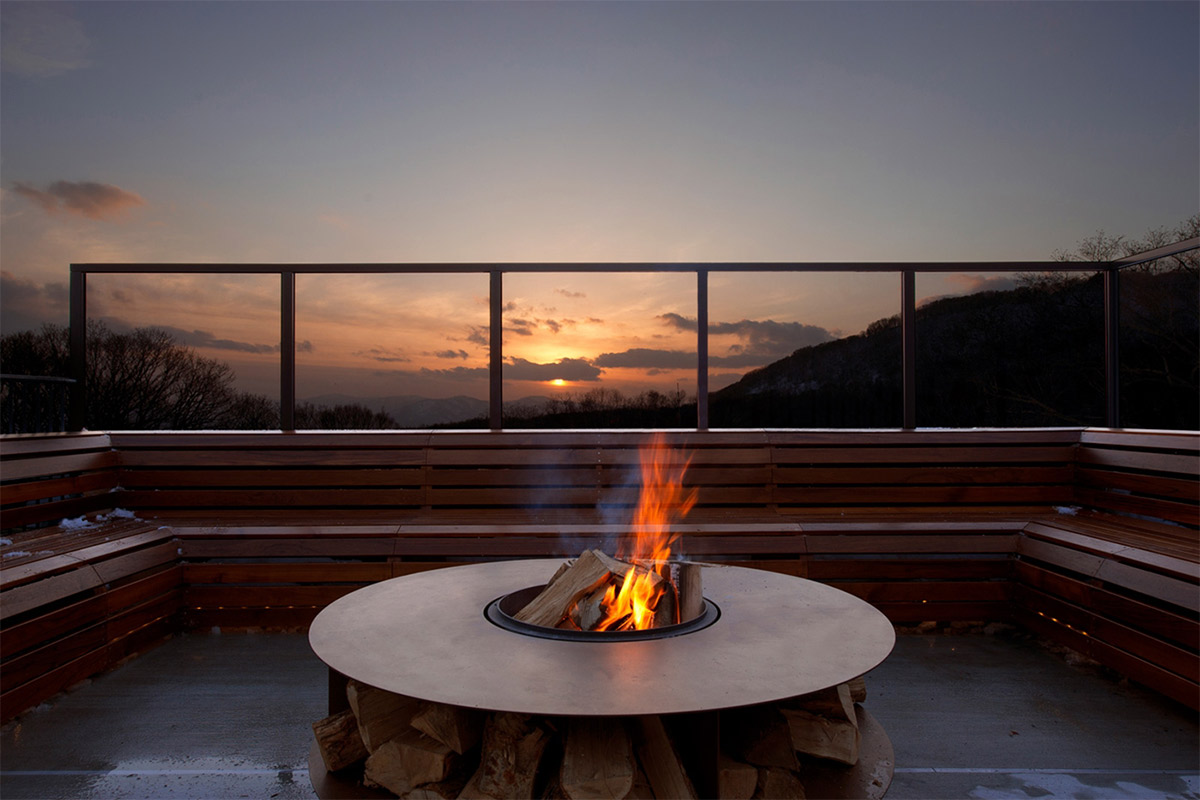 edit-6-niseko-green-leaf-village_tomioka-lounge-fireplace_aaron-jamieson_backstretchcrop